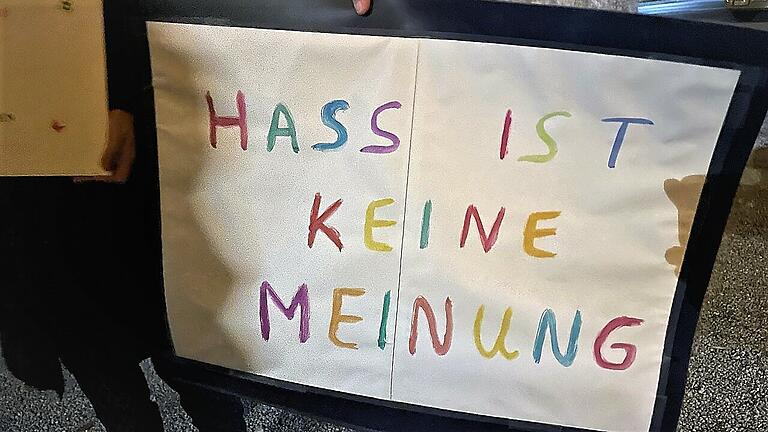 Zwei Demonstrantinnen brachten Plakate mit zum Gottesdienst in Rentweinsdorf. Zwei Demonstrantinnen brachten Plakate mit zum Gottesdienst in Rentweinsdorf.