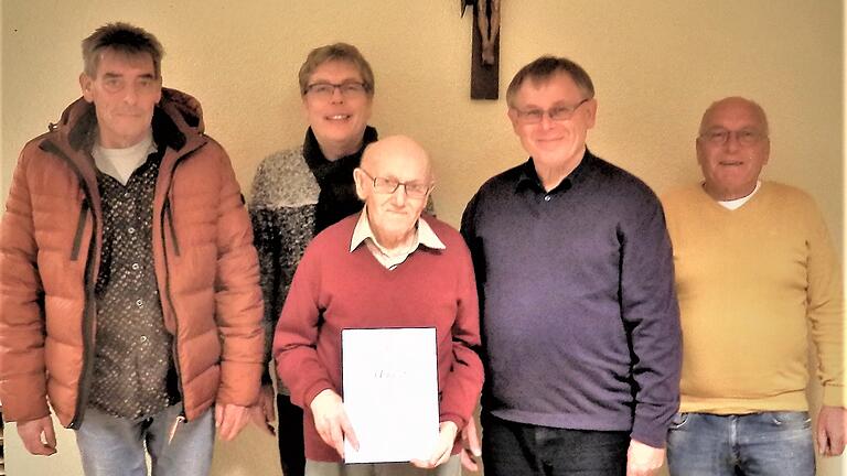 Für 40 Jahre Treue zur KAB Gernach geehrt: Kurt Pohli. Mit ihm zusammen stellen sich die Vorstandsmitglieder Reinhard Berchtold, Pfarrer Thomas Amrehn, Roman Kempf und Thomas Treutlein dem Fotografen. Für 40 Jahre Treue zur KAB Gernach geehrt: Kurt Pohli. Mit ihm zusammen stellen sich die Vorstandsmitglieder Reinhard Berchtold, Pfarrer Thomas Amrehn, Roman Kempf und Thomas Treutlein dem Fotografen.