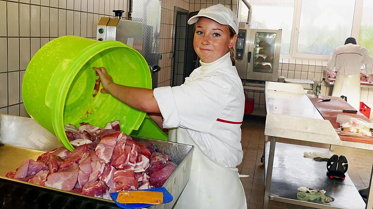 Durch Praktika und der Erfahrung mit Hausschlachtungen ihres Vaters ist Marie Poppe schon mit vielen Arbeitsschritten bestens vertraut. Durch Praktika und der Erfahrung mit Hausschlachtungen ihres Vaters ist Marie Poppe schon mit vielen Arbeitsschritten bestens vertraut.