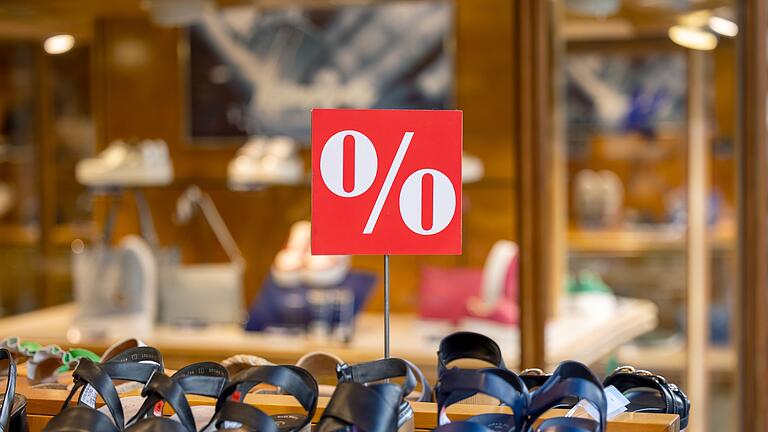 Schuhgeschäft       -  Die Umsätze der Schuhhändler in Deutschland waren in der ersten Jahreshälfte 2024 niedriger als im gleichen Zeitraum des Vorjahres.