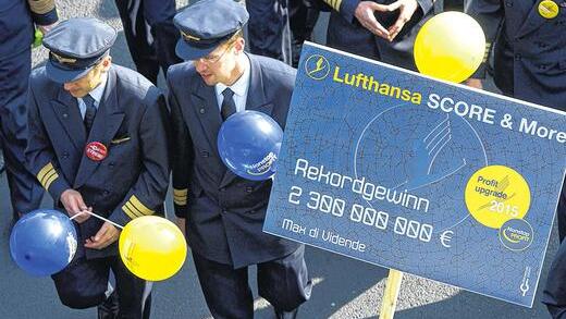 Streik-Auftakt: Rund 450 Lufthansa-Piloten demonstrierten am Mittwoch am Frankfurter Flughafen. Den wirtschaftlichen Schaden des drei Tage dauernden Ausstands bezifferte die Fluggesellschaft auf einen hohen zweistelligen Millionenbetrag.