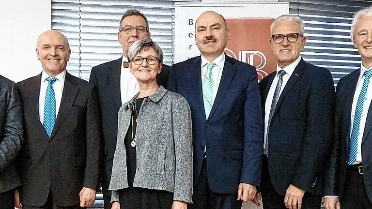 Abschied von einem beliebten Pädagogen: Im Bild (von links) stellvertretender Schulleiter Wolf-Dieter Möller, Landrat Thomas Habermann, der scheidende FOS/BOS-Leiter Peter Klör, seine Frau Sigrid, Ministerialbeauftragter Hansjörg Bosch, Bürgermeister Bruno Altrichter und Dieter Federlein, Vorsitzender des Fördervereins.