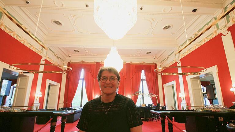 Spielbank-Direktorin Marina Klein im historischen, großen Spielsaal, dem Aushängeschild des Luitpold-Casinos. Foto: Benedikt Borst       -  Spielbank-Direktorin Marina Klein im historischen, großen Spielsaal, dem Aushängeschild des Luitpold-Casinos. Foto: Benedikt Borst