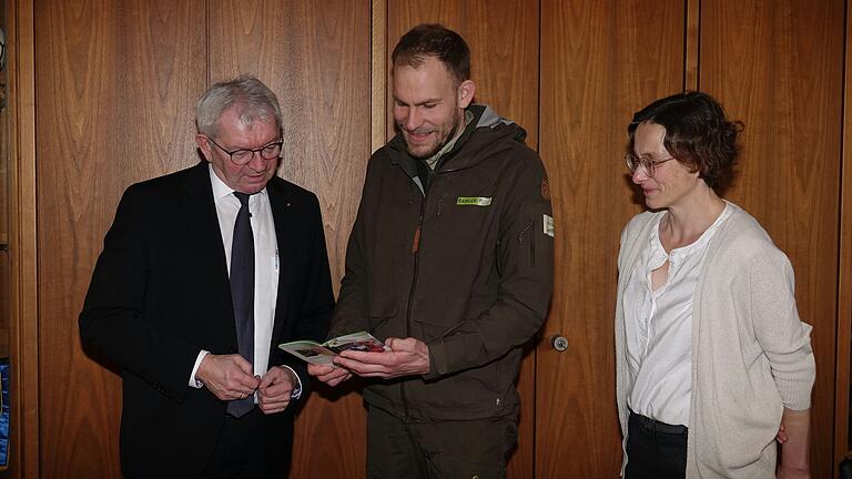 Der Vorsitzende des Naturparks Steigerwald, Landrat Johann Kalb, begrüßte den neuen Ranger Alexander Schneider, gemeinsam mit Geschäftsführerin Sandra Baritsch (von links). Der Vorsitzende des Naturparks Steigerwald, Landrat Johann Kalb, begrüßte den neuen Ranger Alexander Schneider, gemeinsam mit Geschäftsführerin Sandra Baritsch (von links).
