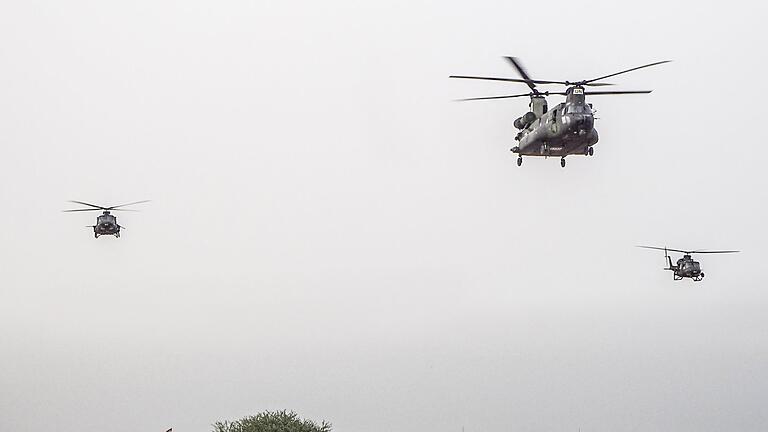 Ein MedVac-Hubschrauber bricht zu einem Einsatz auf, um Verletzte zu bergen. Flankiert wird er von Kampfhubschraubern, um die Evakuierung zu sichern. - Ein MedVac-Hubschrauber bricht zu einem Einsatz auf, um Verletzte zu bergen. Flankiert wird er von Kampfhubschraubern, um die Evakuierung zu sichern. Ein MedVac-Hubschrauber bricht zu einem Einsatz auf, um Verletzte zu bergen. Flankiert wird er von Kampfhubschraubern, um die Evakuierung zu sichern. - Ein MedVac-Hubschrauber bricht zu einem Einsatz auf, um Verletzte zu bergen. Flankiert wird er von Kampfhubschraubern, um die Evakuierung zu sichern.