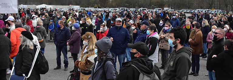 Friedlich verlief die Demonstration der Gegner der Corona-Maßnahmen auf dem Volksfestplatz.