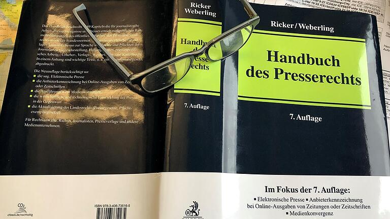 Zur Prüfung von Leserbriefen werden Redaktionen nur selten Medienrechtler einschalten oder in professionellen Handbüchern wie in dem hier abgebildeten wälzen. Zur Prüfung von Leserbriefen werden Redaktionen nur selten Medienrechtler einschalten oder in professionellen Handbüchern wie in dem hier abgebildeten wälzen. 