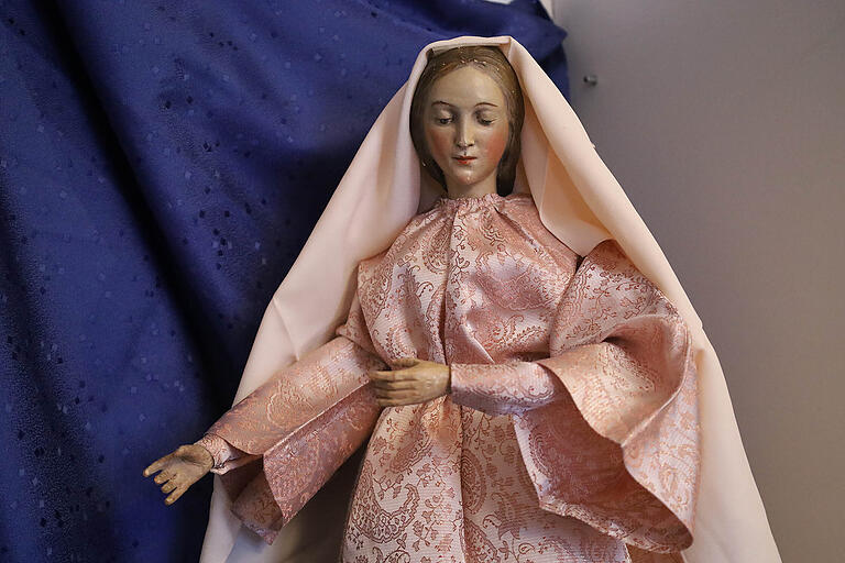 In einigen Schachteln entdeckte Sr.Eusigna alte fast einen halben Meter große Figurenin sehr schlechtem Zustand. Sehr behutsam hat siealle Einzelteile wieder zusammengebracht. Einer Maria zum Beispiel hat sie ein Drahtgestell alsStehhilfe um den Körper gebaut. In einigen Schachteln entdeckte Sr.Eusigna alte fast einen halben Meter große Figurenin sehr schlechtem Zustand. Sehr behutsam hat siealle Einzelteile wieder zusammengebracht. Einer Maria zum Beispiel hat sie ein Drahtgestell alsStehhilfe um den Körper gebaut.
