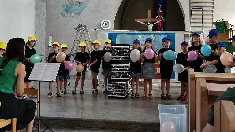 Chorleiterin Sina Schmidt-Mustafa mit ihrem Kinderchor Sicanti.