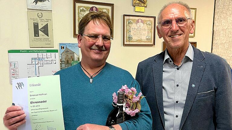 Der Vereinsvorsitzende Horst Dömling (rechts) überreicht Emanuel Hoffman (links) eine Urkunde für 25 Jahre Mitgliedschaft.