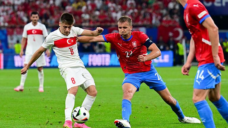 Arda Güler - Das türkische Top-Talent Arda Güler (l) stand gegen Tschechien wieder in der Startelf. Arda Güler - Das türkische Top-Talent Arda Güler (l) stand gegen Tschechien wieder in der Startelf.