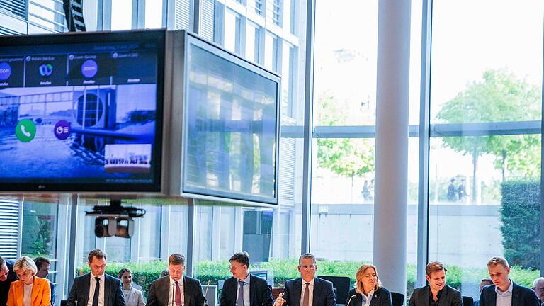 Untersuchungsausschuss befasst sich mit deutschem Atomausstieg - Bundestagspräsidentin Bärbel Bas (SPD) und Mitglieder des Untersuchungsausschusses zum deutschen Atomausstieg vor dessen erster Sitzung. Untersuchungsausschuss befasst sich mit deutschem Atomausstieg - Bundestagspräsidentin Bärbel Bas (SPD) und Mitglieder des Untersuchungsausschusses zum deutschen Atomausstieg vor dessen erster Sitzung.