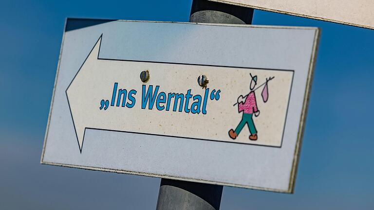 Auf kleiner Wanderung in Thüngen im Landkreis Main-Spessart: An wenigen Stellen weisen Schilder mit dem Namen des Weges die Richtung.