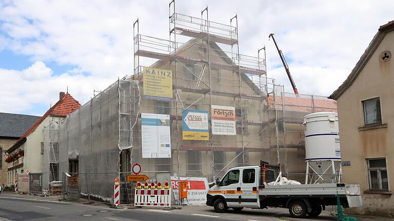 Der 'Schwarze Adler' in Westheim bei Knetzgau wird saniert. Aus dem Entschädigungsfonds erhält die Gemeinde Knetzgau für dieses Leuchtturmprojekt jetzt 700 000 Euro. Der 'Schwarze Adler' in Westheim bei Knetzgau wird saniert. Aus dem Entschädigungsfonds erhält die Gemeinde Knetzgau für dieses Leuchtturmprojekt jetzt 700 000 Euro.