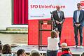 SPD-Bezirksparteitag auf der Passionsspielbühne in Sömmersdorf: Im Bild (von links) Bezirkschef Bernd Rützel und der neue Landesvorsitzende Florian von Brunn.