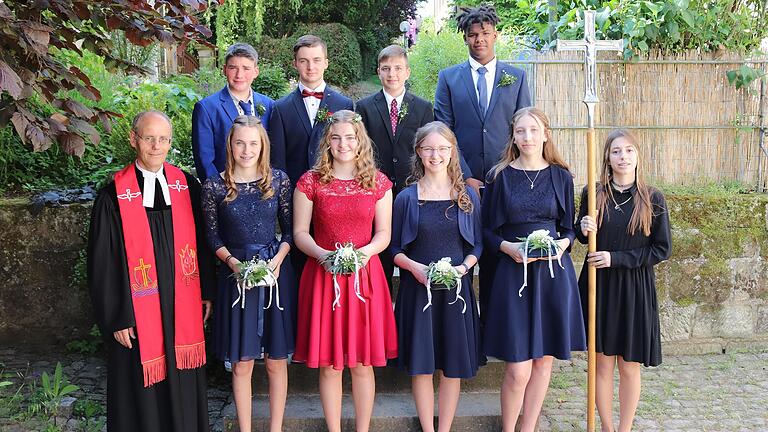 V.l.: Pfarrer Hans Gernert, Antonia Rückel, Johanna Hyna, Svenja Wittmann, Lea Mahr, Kreuzträgerin Jasmin Walz, Gabriel Dürr, Dominik Bäuerlein, Jonas Lamprecht und Jamal Lechner vor dem Einzug in die Matthäuskirche Rehweiler.