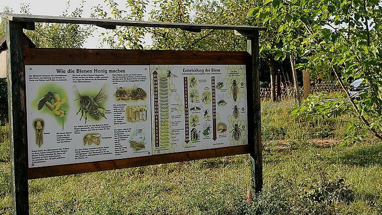 Beim „Genuss-Erlebnisweg“ handelt es sich um einen Rundweg um die Gemeinde. Kernstück ist die Streuobstwiese in Kirchlauter mit Beschilderung und Informationstafeln zu zahlreichen Themen wie Bienen oder Fledermäusen. Beim „Genuss-Erlebnisweg“ handelt es sich um einen Rundweg um die Gemeinde. Kernstück ist die Streuobstwiese in Kirchlauter mit Beschilderung und Informationstafeln zu zahlreichen Themen wie Bienen oder Fledermäusen.