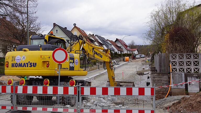 Im vergangenen Jahr wurde die Infrastruktur unter der Obersteinbacher Straße in Untersteinbach erneuert, jetzt geht der Straßenbau selbst voran. Im vergangenen Jahr wurde die Infrastruktur unter der Obersteinbacher Straße in Untersteinbach erneuert, jetzt geht der Straßenbau selbst voran.
