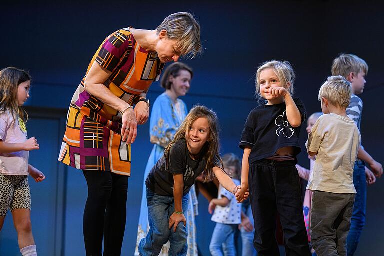 Schauspiel-Crashkurs: Vor allem die jungen Besucherinnen und Besucher versuchen sich am Sonntag (22.09.24) beim Theaterfest am Mainfranken Theater in Würzburg auf der Probebühne unter Leitung von Jenny Holzer in der Schauspielerei. Das Theaterfest bietet allen kleinen und großen Gästen ein vielfältiges Programm, darunter verschiedene Workshops mit Ensemblemitgliedern und Blicke hinter die Kulissen sowie Premierenmatineen der Produktionen, Maria Stuart, In den Alpen und Medea.
