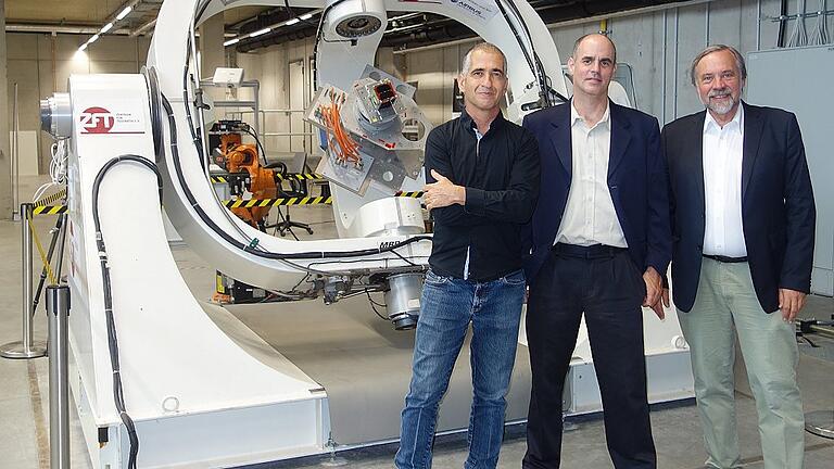Die Preisträger Ilan Koren (Atmosphärenphysik), Yoav Schechner (Computertomografie) und Klaus Schilling (Formationen aus Kleinstsatelliten) vor dem Präzisionsbewegungssimulator des Zentrums für Telematik in Würzburg, wo diese Forschungsarbeiten vorbereitet werden. Die Preisträger Ilan Koren (Atmosphärenphysik), Yoav Schechner (Computertomografie) und Klaus Schilling (Formationen aus Kleinstsatelliten) vor dem Präzisionsbewegungssimulator des Zentrums für Telematik in Würzburg, wo diese Forschungsarbeiten vorbereitet werden.