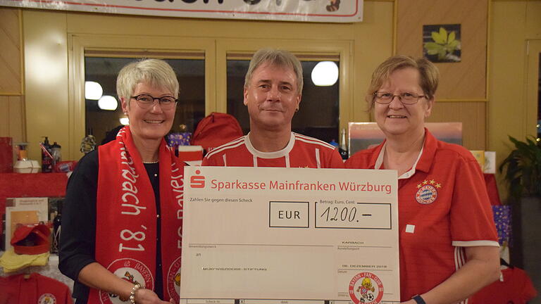 1200 Euro spendete der Bayern Fan-Club Karbach für die Mukoviszidose-Selbsthilfegruppe. Auf dem Bild zu sehen sind Rosalie Keller, Michael Walter und Betty Behr (von links). 1200 Euro spendete der Bayern Fan-Club Karbach für die Mukoviszidose-Selbsthilfegruppe. Auf dem Bild zu sehen sind Rosalie Keller, Michael Walter und Betty Behr (von links).