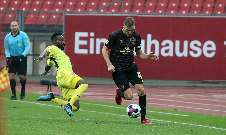 'Ein wahnsinnig wichtiger Spieler', sagt Kickers-Trainer Bernhard Trares über Toko Nzuzi (hier links bei einem Tackling gegen Nürnbergs Hanno Behrens) 'Ein wahnsinnig wichtiger Spieler', sagt Kickers-Trainer Bernhard Trares über Toko Nzuzi (hier links bei einem Tackling gegen Nürnbergs Hanno Behrens)