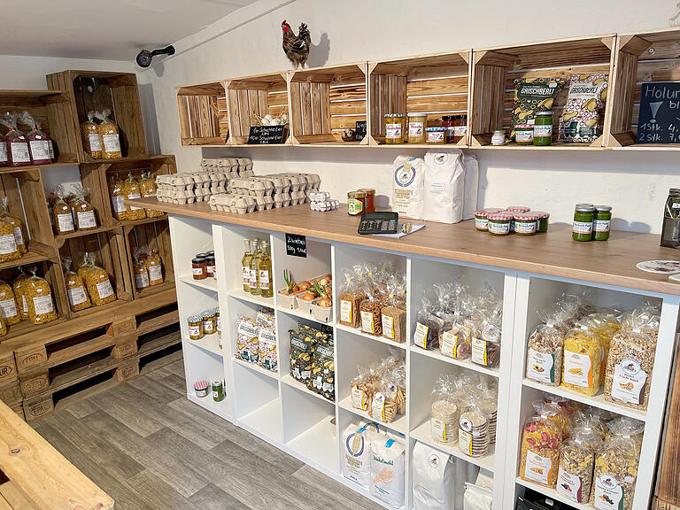 Der Höchberger Hofladen bietet Obst, Gemüse und vieles mehr aus eigenem Anbau in Selbstbedienung an. Der Höchberger Hofladen bietet Obst, Gemüse und vieles mehr aus eigenem Anbau in Selbstbedienung an.