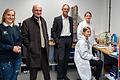 Landrat Wilhelm Schneider zu Besuch im SKZ Schülerlabor (von links) Leitung Schülerlabor Irena Heuzeroth, Landrat Wilhelm Schneider, SKZ Institutsdirektor Prof. Dr. Martin Bastian. Schülerinnen der Dr.-Auguste-Kirchner-Realschule-Haßberge).&nbsp;
