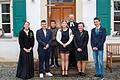 Konfirmanden und Pfarrer Voß vor dem Pfarrhaus. Von links nach rechts: Janine Kunze, David Schättler, Kreuzträger Julius Wolf, Hannah Schiemann, Pfarrer Voß, Kristina Töpfer und Philipp Dibowski.