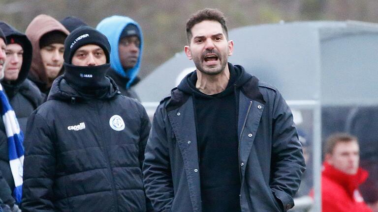 Trainer Philipp Eckart (rechts) und Co-Trainer Giuseppe Livadoti im Heimspiel gegen Cham: Gegen den FC Ingolstadt 04 II bestreiten die Blauen das erste Heimspiel nach der Winterpause.