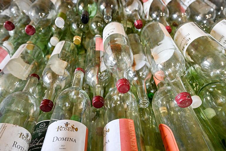 Über die Hälfte des CO₂-Fußabdrucks macht die Einweg-Glasflasche aus. Erste Biowinzer in Franken fordern deshalb ein Mehrwegsystem. Über die Hälfte des CO₂-Fußabdrucks macht die Einweg-Glasflasche aus. Erste Biowinzer in Franken fordern deshalb ein Mehrwegsystem. 