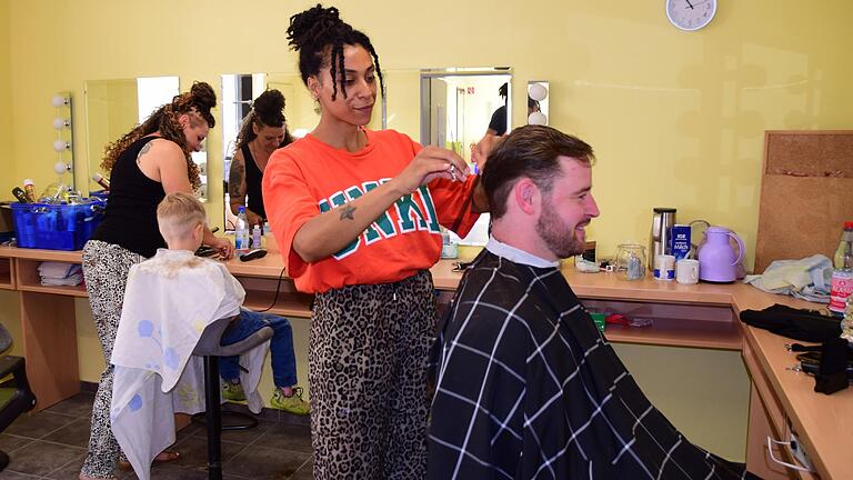 Den ganzen Tag über sind die zwei Friseurinnen Ina Seufert (links) und Ashley King (rechts) freiwillig mit Haare- und Bärteschneiden beschäftigt.