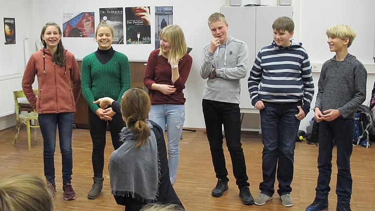 Schülerinnen und Schüler der Modellklasse am Deutschhaus-Gymnasium beim Rhetorik-Training.