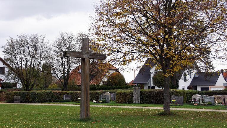 Auf der freien Rasenfläche des Bergtheimer Friedhofs in der Nähe des Kreuzes sollen im Frühjahr einige Bäume gepflanzt werden. Darunter können einmal Baumbestattungen in speziellen Urnenröhren stattfinden.