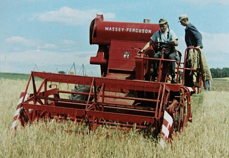Das Bild aus dem Jahr 1961 zeigt einen der ersten Mähdrescher im Raum Gerolzhofen, einen Massey-Ferguson mit Fahrer Hermann Fries und Fritz Horn am Sackstand.