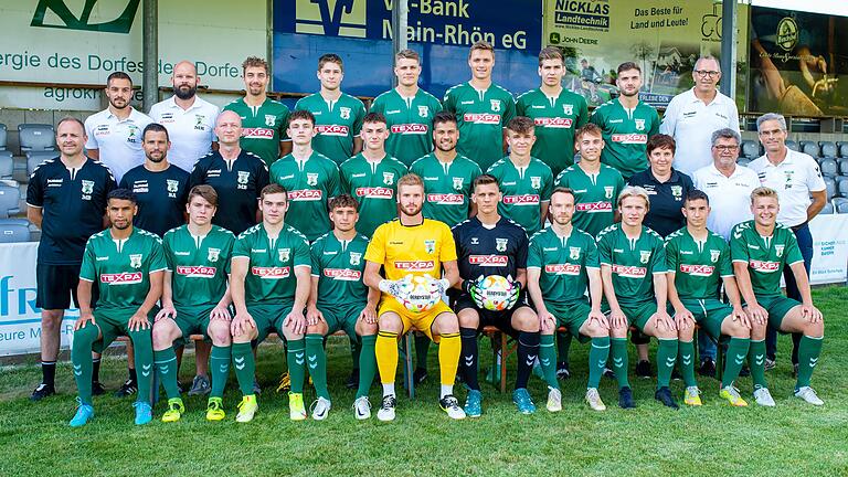 Mit dieser Mannschaft geht der TSV Großbardorf in die Saison 2022/23 in der Fußball-Bayernliga Nord (hinten von links): Manuel Leicht (Teammanager Männer), Marc Hartmann (Teammanager Bayernliga), Xaver Müller, Diego Schwab, Jannik Göller, Tim Strohmenger, Ronny Mangold, Alban Peci, Andreas Lampert (Vorstand Sport) sowie (Mitte von links) Markus Bach (Co-Trainer), Andreas Brendler (Trainer), Tobias Schunder (Torwart-Trainer), Jakob Götz, Simon Götz, Laurin Schmid, Robin Zeitler, Niklas Schories, Berit Petersen (Physiotherapeutin), Gerhard Schüler (Manager), Johannes Graf von Westphalen (Sponsor) und (vorne von links) Osama Alawami, Paul Först, Luca Atzori, Tim Stecklein, Justin Reichert, Leon Zwickl, Luca Reck, Luca Binder, Elias Reiher und Jonas Schmitt.