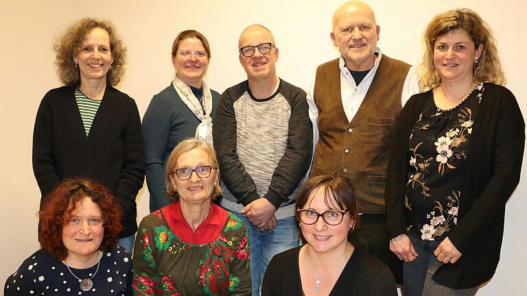 Im Bild hintere Reihe von links: Elisabeth Gahn (2. Schriftführerin), Bettina Fleischmann (1. Schriftführerin), Oliver Feuerstein (Notenwart), Lothar Endres (1. Vorsitzender), Tanja Sedelmayer (1. Kassiererin); vordere Reihe von links: Gabriele Feuerstein (1. Veranstaltungsleiterin), Maria Ehrmann (2. Veranstaltungsleiterin), Stephanie Woldeyohannes (2. Vorsitzende).