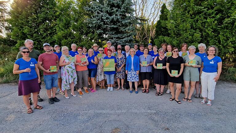 Gruppenbild aller Gartenbesitzer, deren Gärten ausgezeichnet wurden, mit den Jurymitgliedern des LBV (blaue T-Shirts) und den Ehrengästen. - Gruppenbild aller Gartenbesitzer, deren Gärten ausgezeichnet wurden, mit den Jurymitgliedern des LBV (blaue T-Shirts) und den Ehrengästen. Gruppenbild aller Gartenbesitzer, deren Gärten ausgezeichnet wurden, mit den Jurymitgliedern des LBV (blaue T-Shirts) und den Ehrengästen. - Gruppenbild aller Gartenbesitzer, deren Gärten ausgezeichnet wurden, mit den Jurymitgliedern des LBV (blaue T-Shirts) und den Ehrengästen.