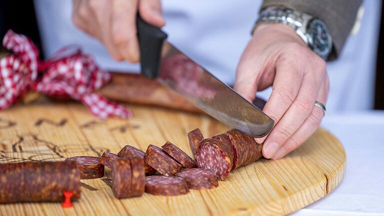 Wer macht die beste Hausmacher Ringsalami im Naturdarm? Beim 12. Rhöner Wurstmarkt wurden sechs Metzgereien mit Gold prämiert.