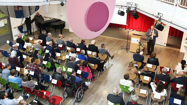 Prof. Dr. med. Norbert Schrage, Chefarzt der Augenklinik Köln-Merheim, hielt bei der Jubilä-umsveranstaltung einen Fachvortrag zum Thema augenheilkundliche Rehabilitation.