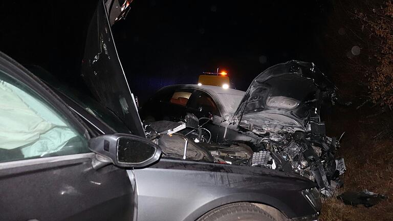 Bei einem zweiten Unfall am Montagabend auf der B8 wurden zwei Menschen verletzt. Bei einem zweiten Unfall am Montagabend auf der B8 wurden zwei Menschen verletzt.