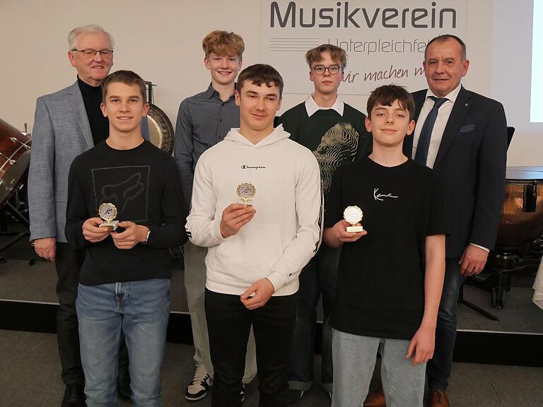 Pokale für das Vierkampfteam MU16 beziehungsweise für die 100-Meter-Staffel MU18 und erfolgreiche Einzelleistungen für Unterfränkische Meisterschaften. Vorne von links: Marcel Fiedler, Felix Kistner und Jonah Kretz. Hinten von links: Otwin Hack, Frederik Hoos, Simon Sonntag und der stellvertretende Landrat Alois Fischer. Pokale für das Vierkampfteam MU16 beziehungsweise für die 100-Meter-Staffel MU18 und erfolgreiche Einzelleistungen für Unterfränkische Meisterschaften. Vorne von links: Marcel Fiedler, Felix Kistner und Jonah Kretz. Hinten von links: Otwin Hack, Frederik Hoos, Simon Sonntag und der stellvertretende Landrat Alois Fischer.