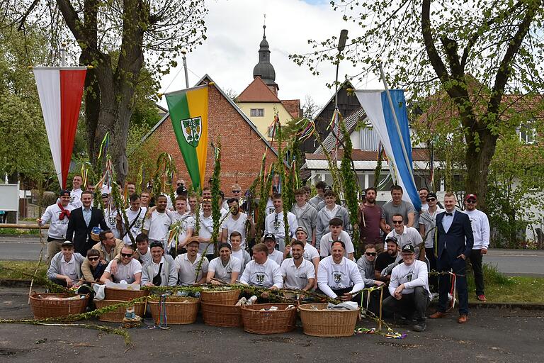 Über 50 junge, unverheiratete Männer nahmen am diesjährigen Eierlauf in Remlingen teil. Traditionell treffen sich die jungen Burschen nach dem Einsammeln der eier am Ostermontag am Schafstall um in einem festlichen Festzug mit der Kapelle Auftakt zum Marktplatz zu ziehen.