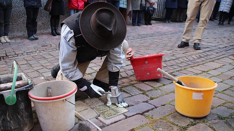 Künstler Gunter Demnig verlegte am Freitag zwölf Stolpersteine in der Marktheidenfelder Innenstadt.