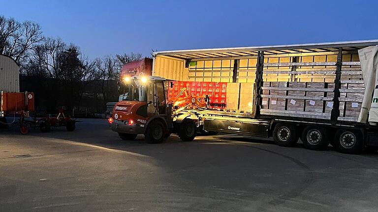 Viele Paletten mit Hilfsgütern werden in Ostheim verladen und in die Ukraine gebracht. Insbesondere haltbare Lebensmittel wie Nudeln und Knäckebrot, Wasser, aber auch Babynahrung und Verbandsmaterial werden im kriegsgebeutelten Land dringend gebraucht.