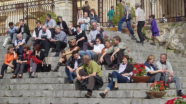 Im April 2002 besuchte Landrätin Tamara Bischof (Mitte)&nbsp; mit einigen Bürgermeistern aus dem Landkreis Cefalù in Sizilien. Elmar Henke (oben, Dritter von links, in weißem Hemd und grauem Pullunder) erinnert sich gerne an die Reise.