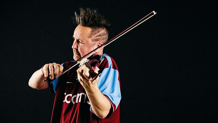 When I'm Sixty-Four: Nigel Kennedy spielt ein Programm, das zu seinem Alter beim Auftritt passt. Foto: Nicolas Hudak       -  War eine Woche in Bad Kissingen und stellte das Team auf eine harte Probe: Geiger Nigel Kennedy. Foto: Nicolas Hudak