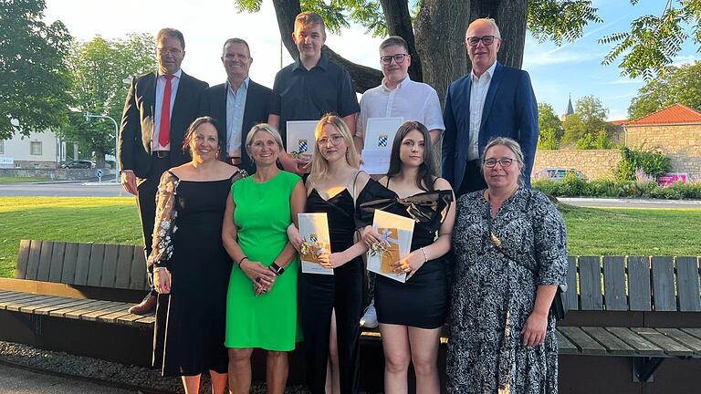 Auszeichnung der Jahrgangsbesten im Mittlere-Reife-Zug der Mittelschule Bad Neustadt (vordere Reihe von links:) Andrea Ziegler (Klassenlehrerin 10aM), Silke Patermann (Klassenlehrerin 10V2), Nicole Kremer, Iva Stamenkovic, Diana Hochgesang (Elternbeirat). Hintere Reihe von links: Thomas Hehn (Sparkasse Bad Neustadt), Rektor Walter Rothaug, Schulbester Max Holzheimer, Marlon Keidel und stellvertretender Bürgermeister Norbert Klein.