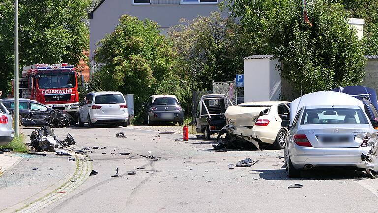 Selbst erfahrene Rettungskräfte sehen so etwas nicht alle Tage. Die Weingartenstraße in Eltmann glich einem Trümmerfeld.