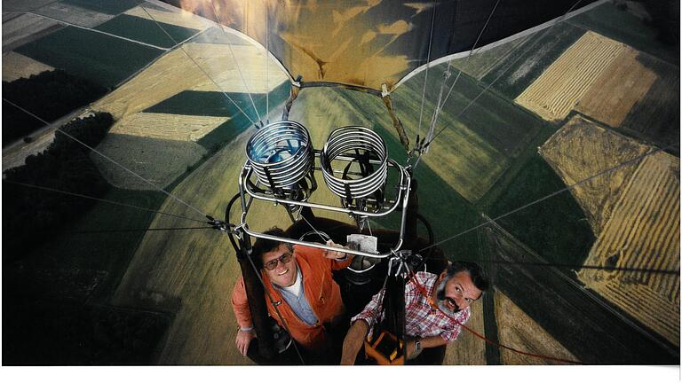 Selfie im Ballon: Günter Hübner (rechts im Bild) mit Helmut Meinlschmidt, dem ersten Vorsitzenden des Freiballon-Clubs Franken Schweinfurt.